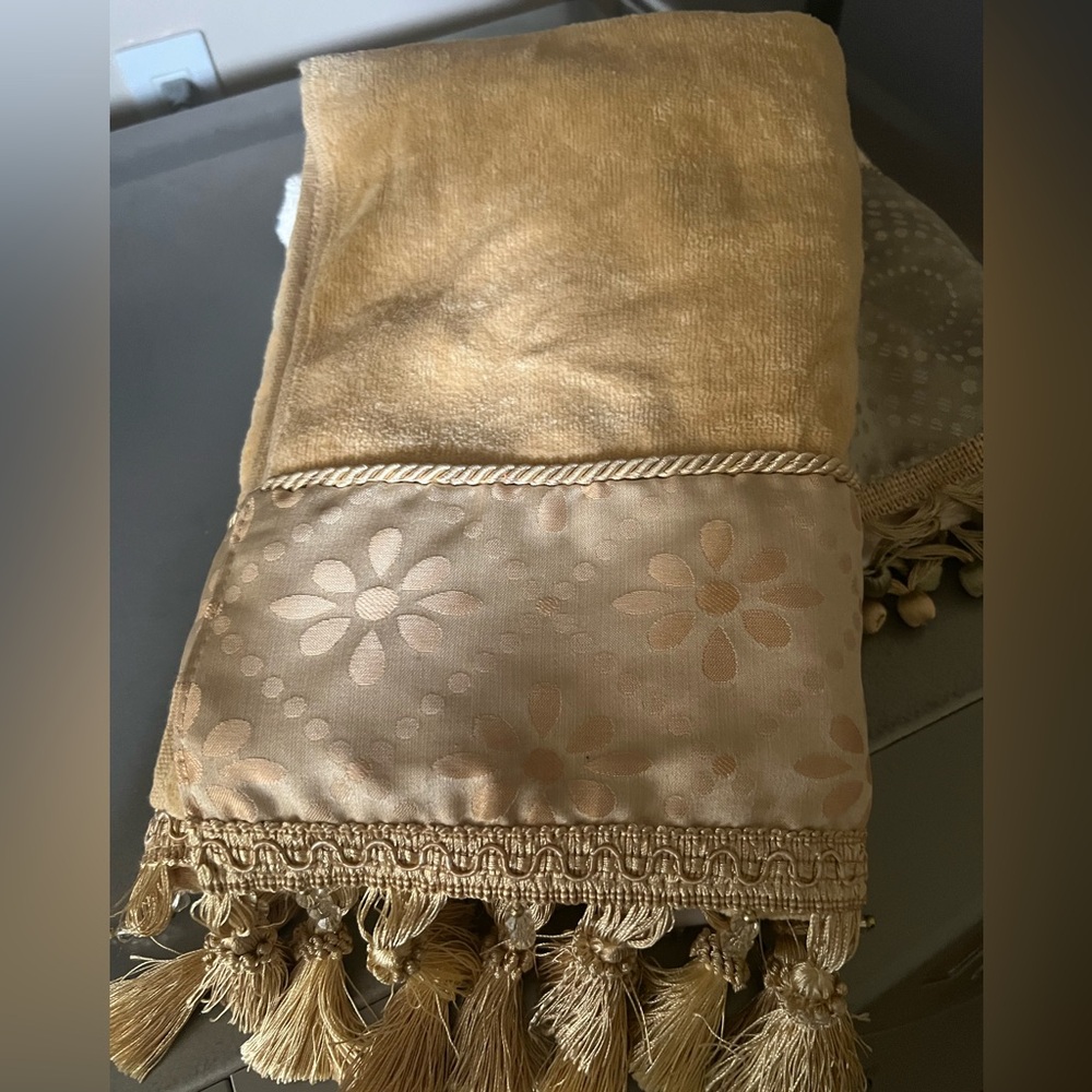 🥰❤️🥰Elegant Cream and Gold Decorative  towels - Picture 3 of 6